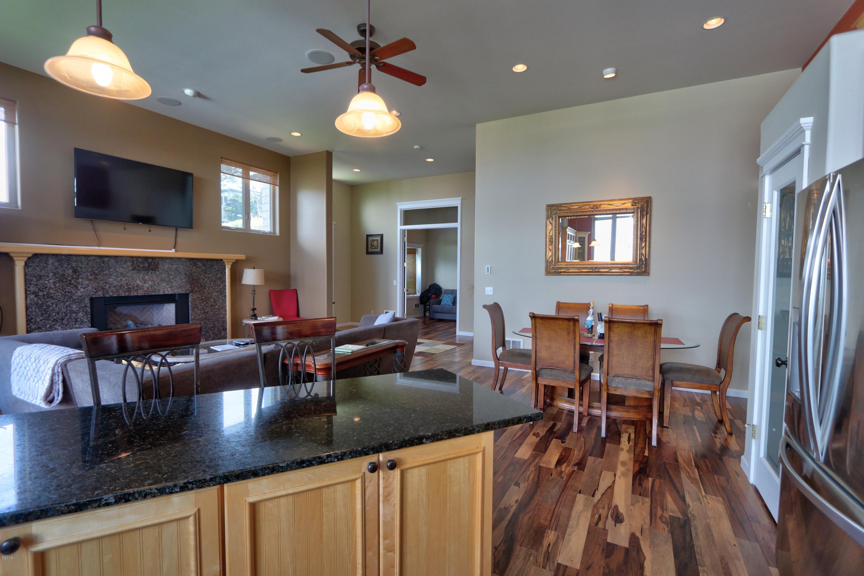 522 Southwest Hurbert Street Newport, OR 97365 - Photo 8 of 29 Kitchen/Dining