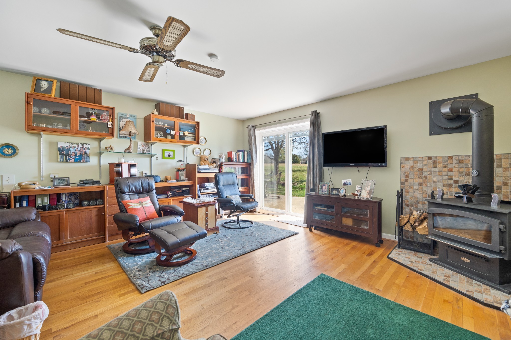 205 Gwynn Road, Unit HANGAR #8 Lebanon, TN 37090 - Photo 13 of 35 a living room with furniture and a flat screen tv
