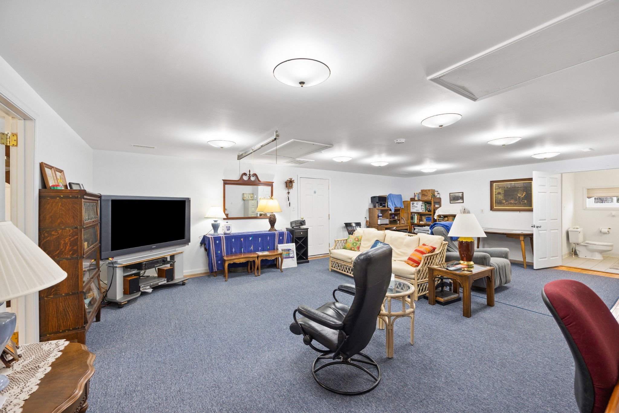 205 Gwynn Road, Unit HANGAR #8 Lebanon, TN 37090 - Photo 19 of 35 a living room with furniture and a flat screen tv
