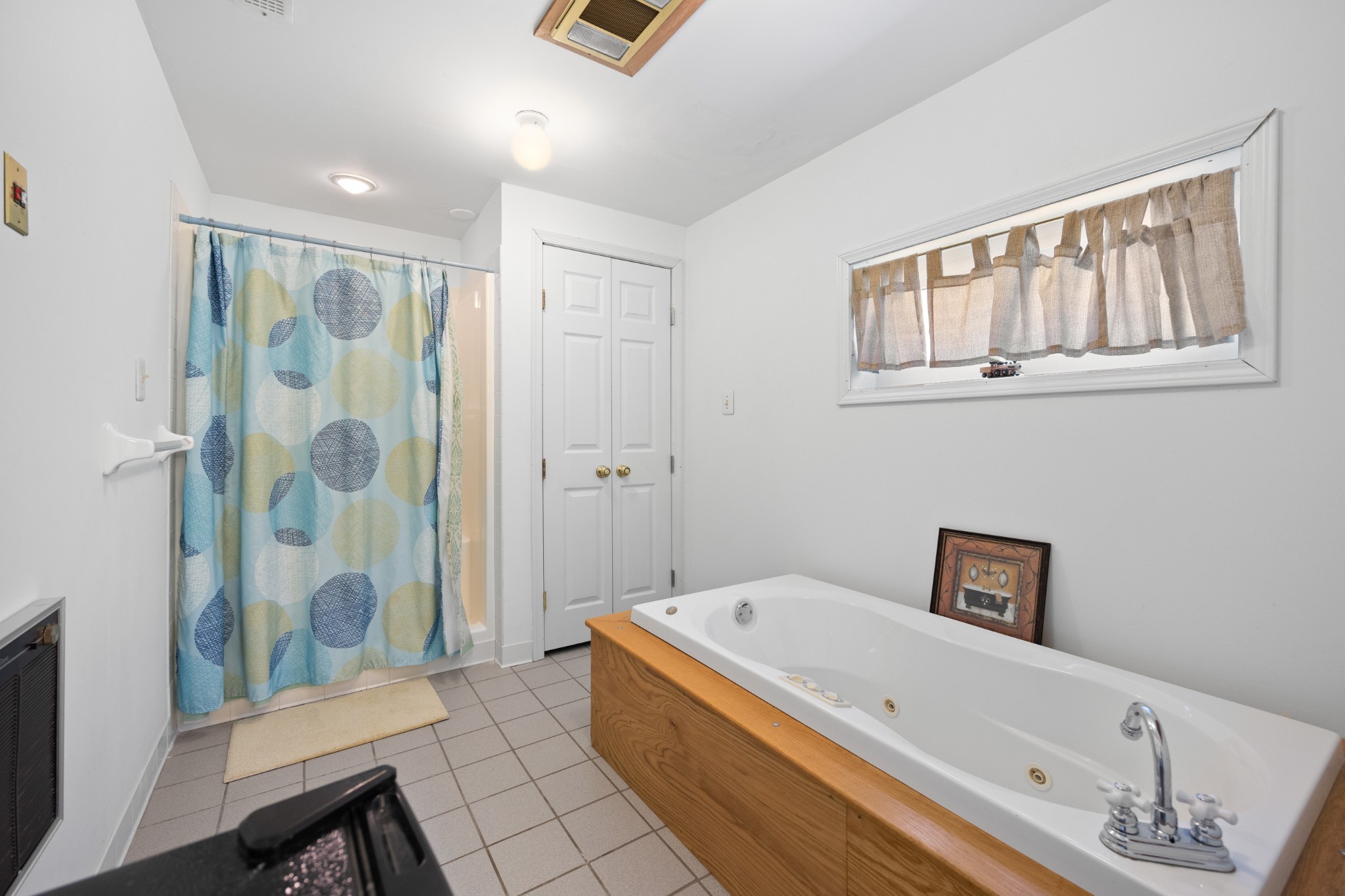 205 Gwynn Road, Unit HANGAR #8 Lebanon, TN 37090 - Photo 22 of 35 a bathroom with a tub and shower