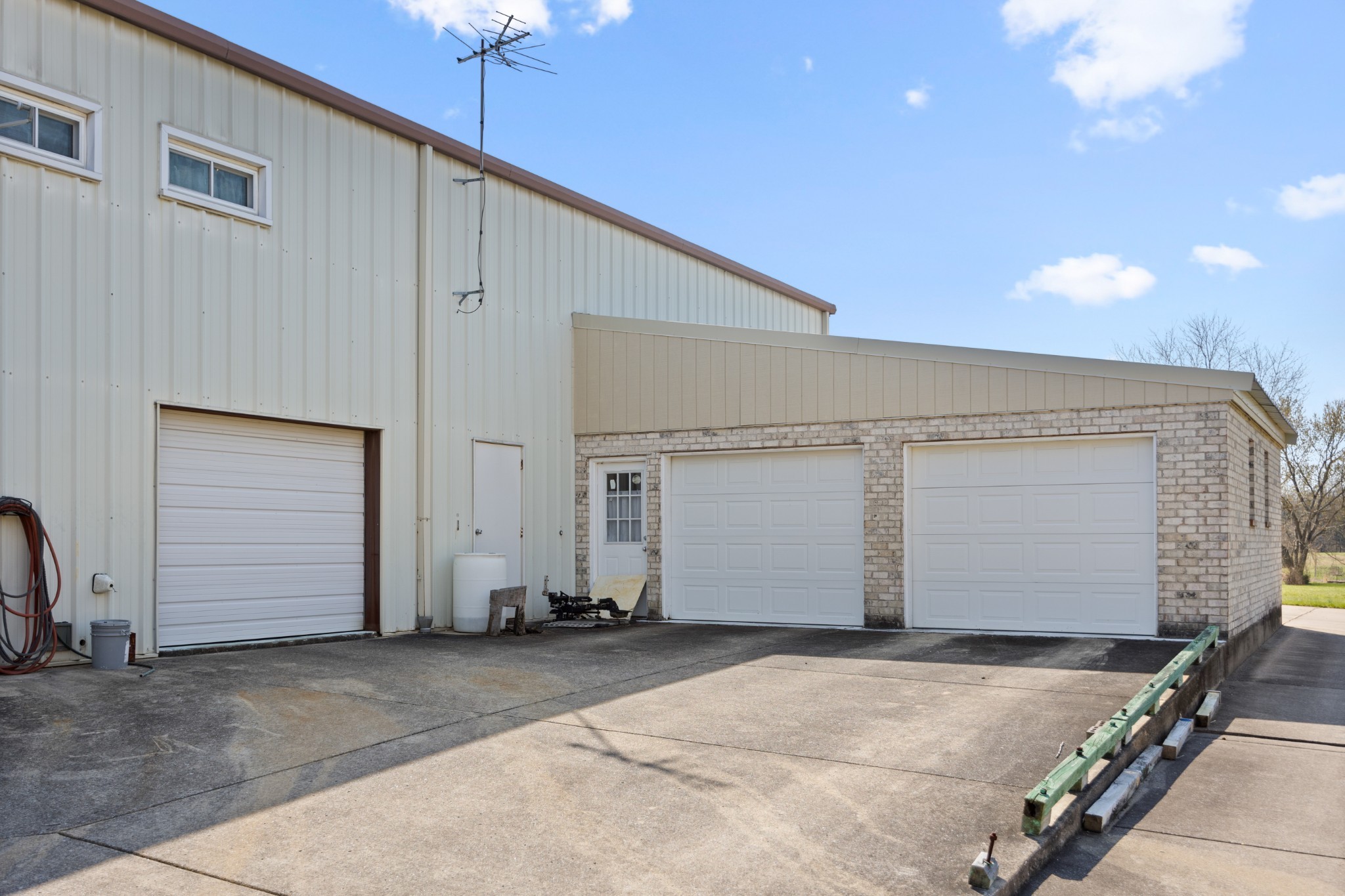 205 Gwynn Road, Unit HANGAR #8 Lebanon, TN 37090 - Photo 5 of 35 a view of garage