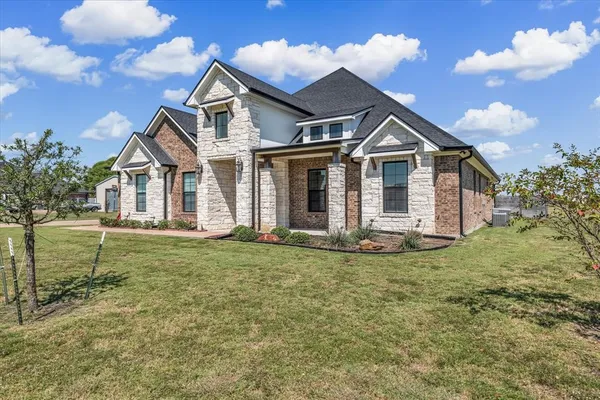 a view of a house with a backyard