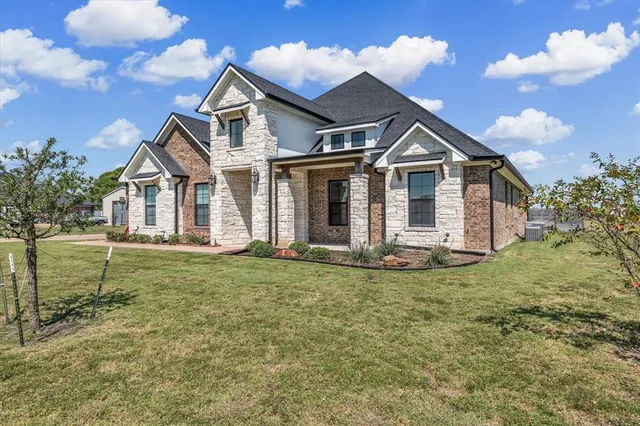 a view of a house with a backyard