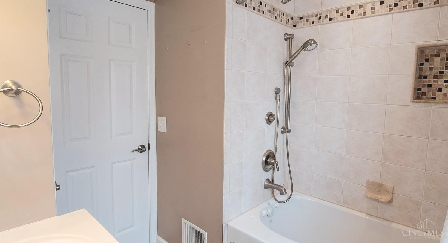 5949 Lawrence Road Cincinnati, OH 45248 - Photo 11 of 72 Gallery Image 11