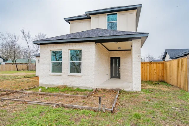 $339,500 | 204 Crenshaw Street, Terrell, TX 75160