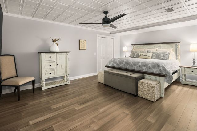 a view of a house with backyard and trees