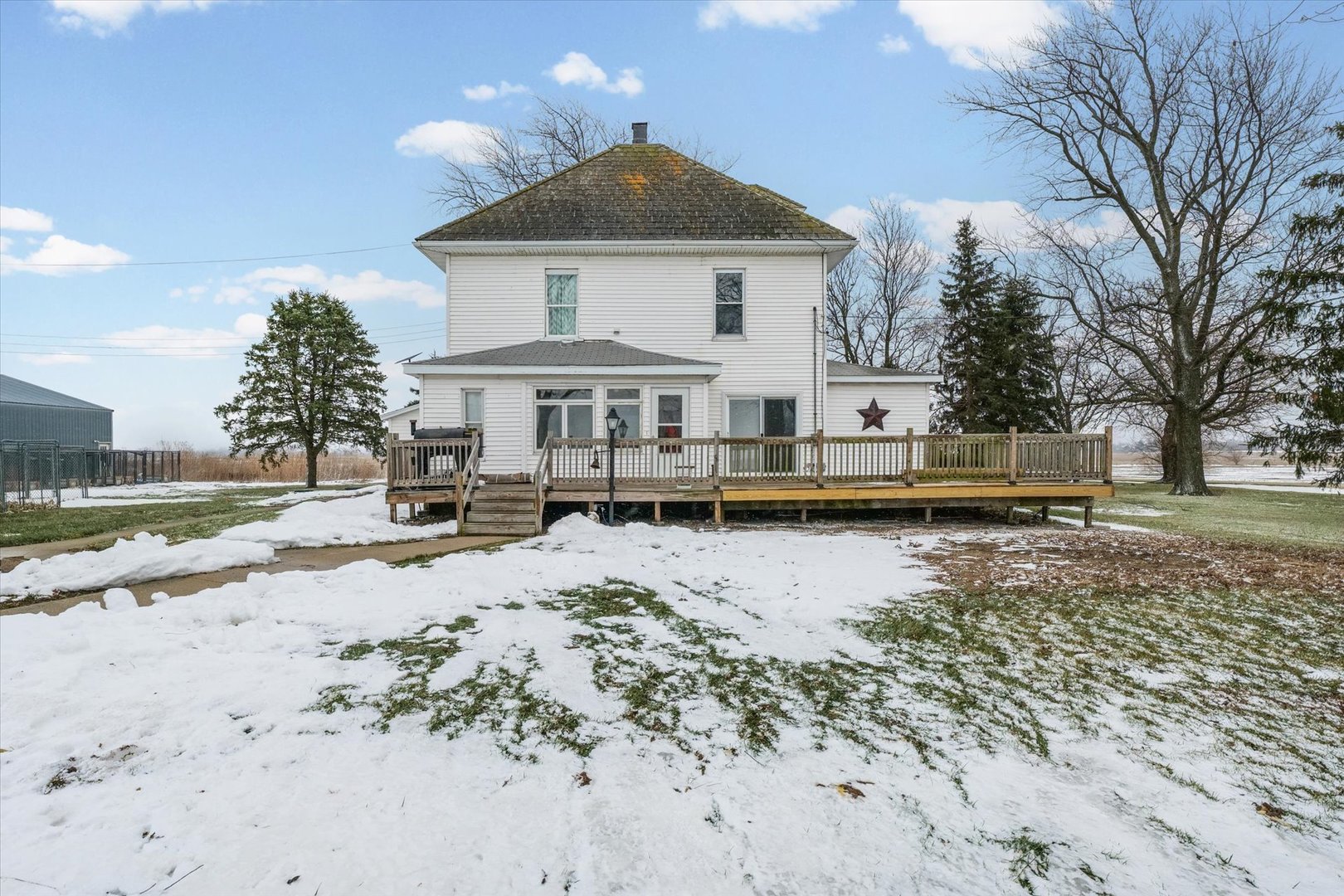1636 East 1500 North Road Roberts, IL 60962 - Photo 2 of 49 a front view of a house with a yard