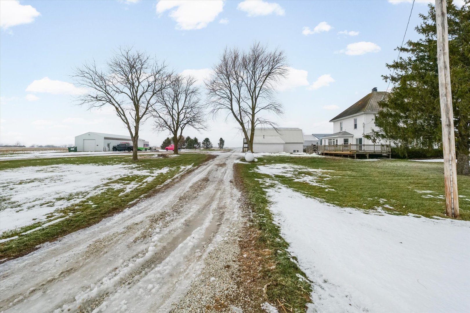1636 East 1500 North Road Roberts, IL 60962 - Photo 41 of 49 a view of an ocean with trees and houses in the background