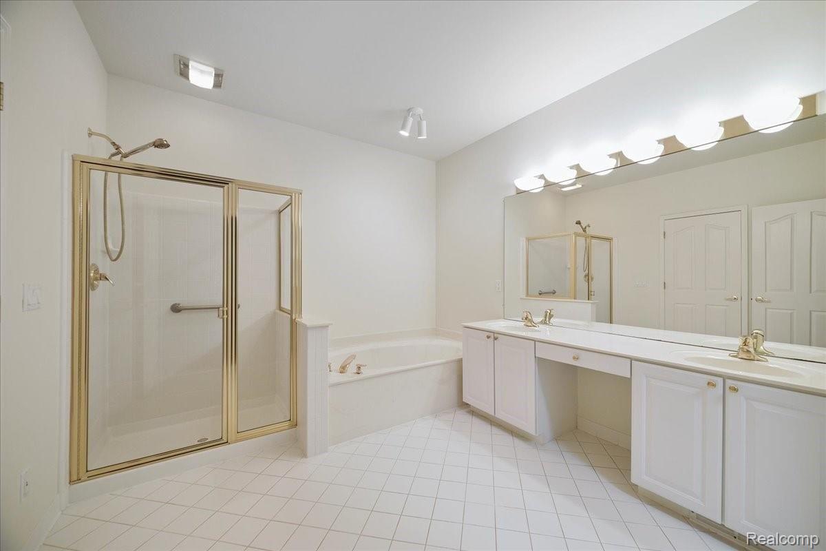 1678 Maple Creek Court Rochester, MI 48306 - Photo 17 of 31 18-Main Bathroom.jpg
