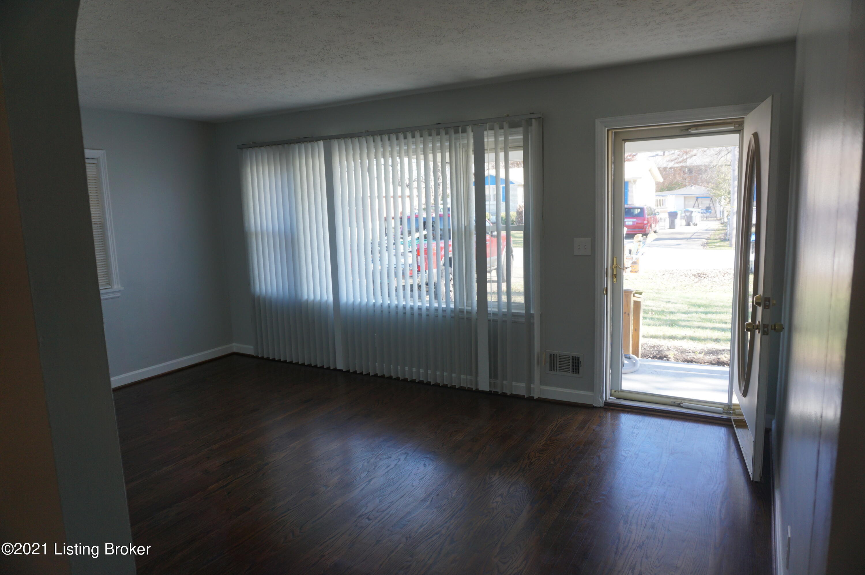 6300 Doe Run Road Louisville, KY 40216 - Photo 2 of 20 DSC01967