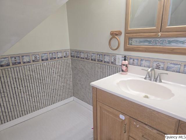 303 North Washington Street Carthage, IL 62321 - Photo 15 of 25 a bathroom with a sink and a mirror