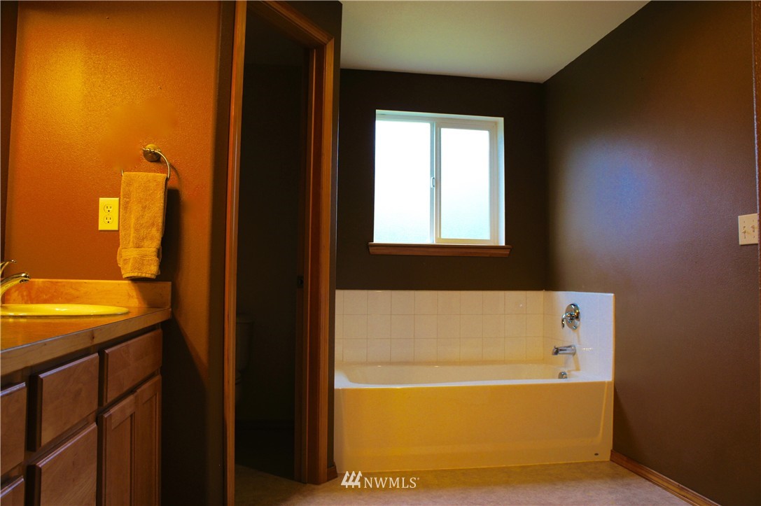 356 Yates Road Chehalis, WA 98532 - Photo 12 of 21 a bathroom with a bathtub and shower