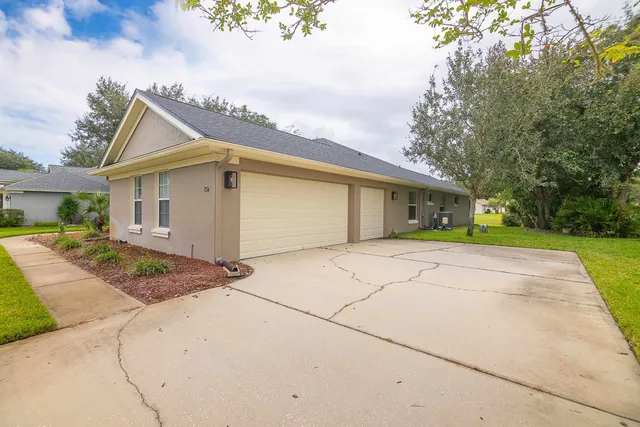 a front view of house with garage and yard