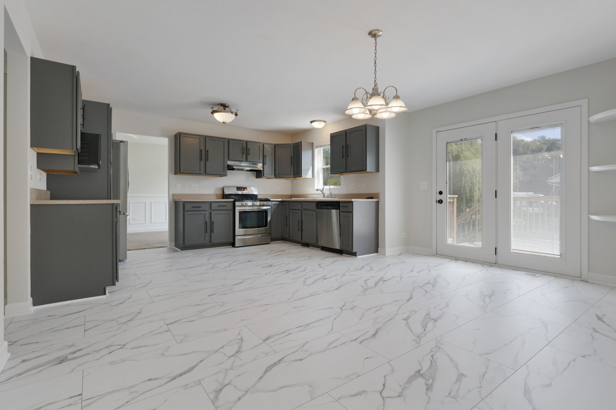 399 Fulton Street South Elgin, IL 60177 - Photo 3 of 36