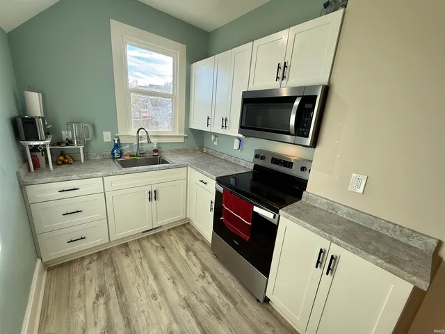 $179,900 | 2622 Hillcrest Terrace, Evansville, IN 47712