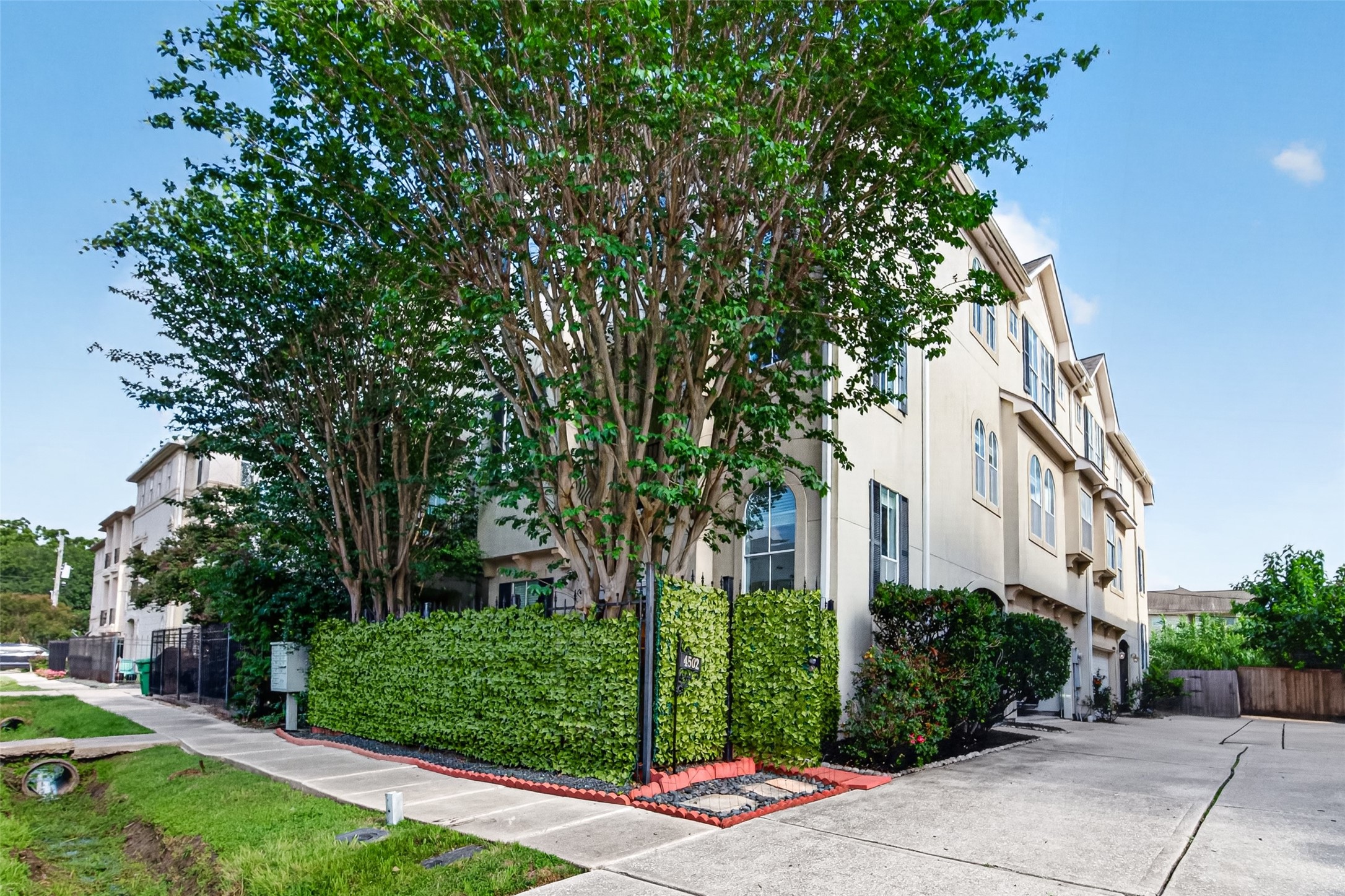 4502 Rose Street Houston, TX 77007 - Photo 5 of 40 Check out the private backyard.