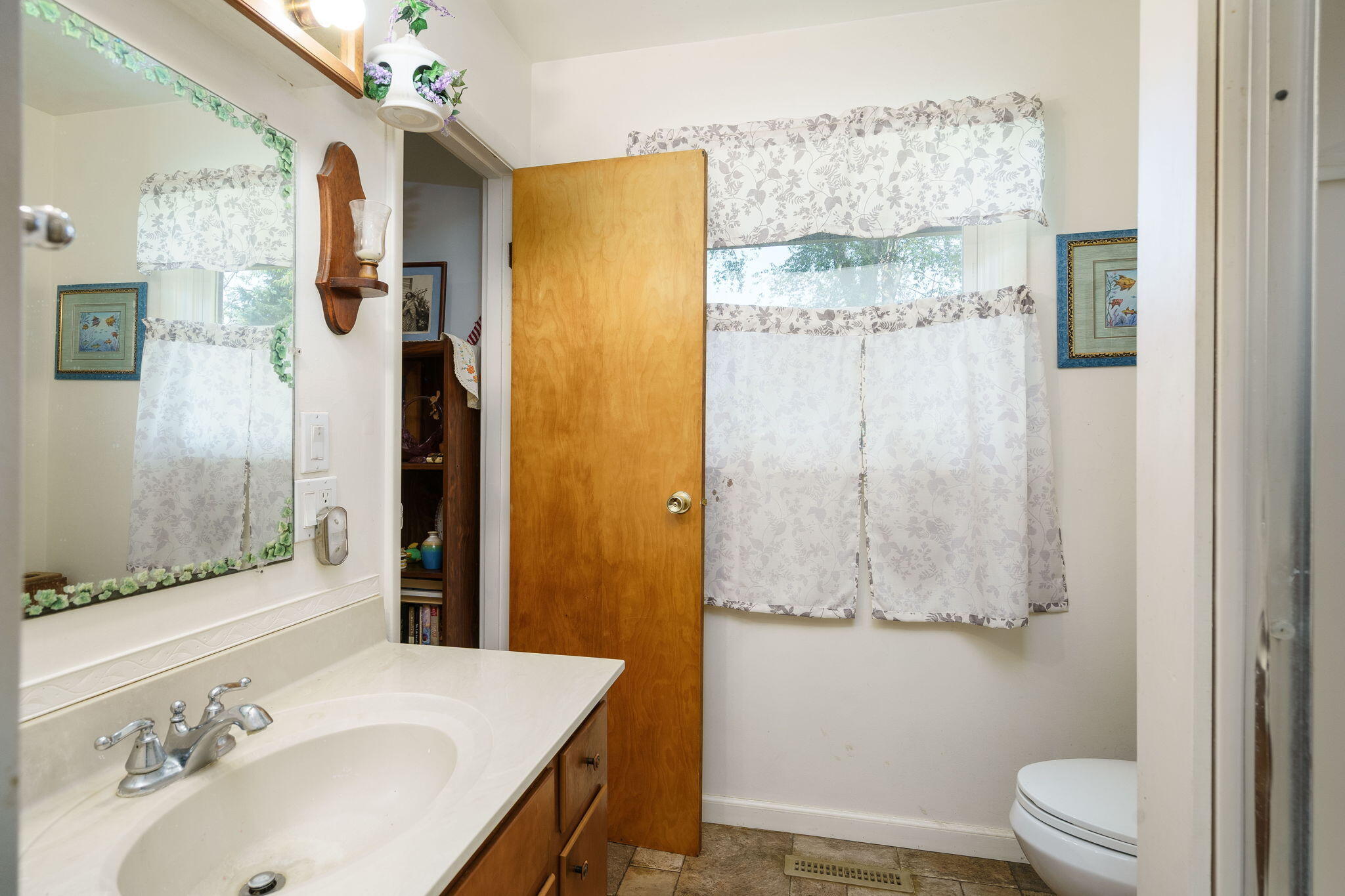 2191 Grand River Road Bancroft, MI 48414 - Photo 37 of 53 37-web-or-mls-Interiors (21 of 37)