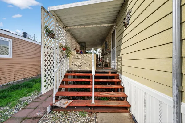 a view of entryway with a front door