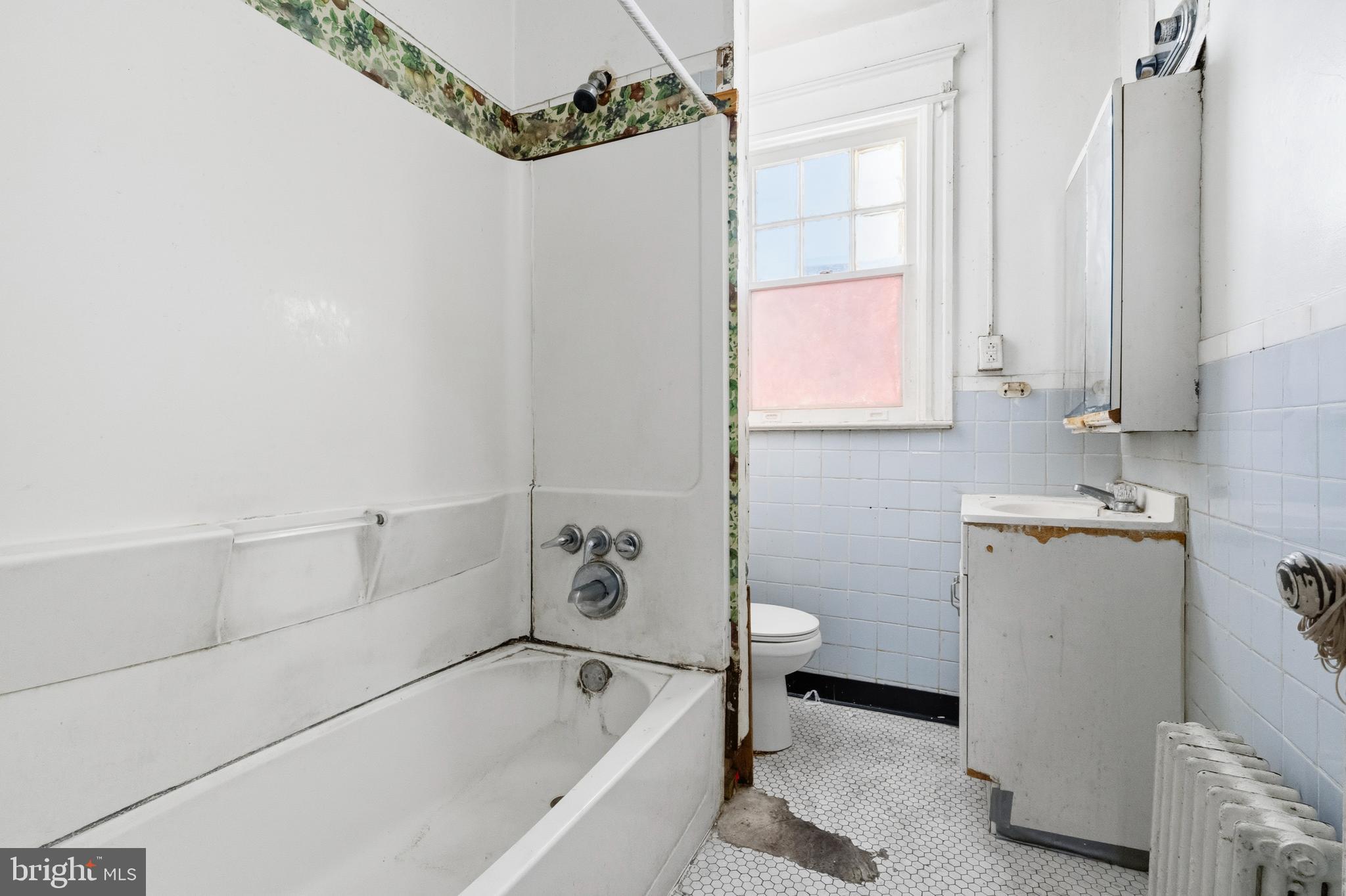 325 Bryant Street Northeast Washington, DC 20002 - Photo 13 of 28 a bathroom with a bathtub and window
