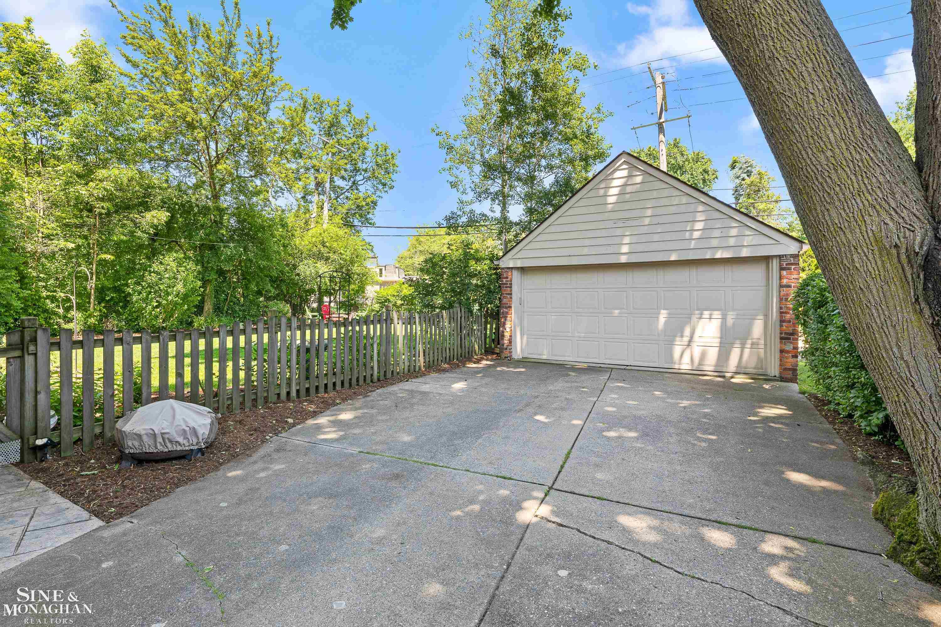 100 Roslyn Road Grosse Pointe Woods, MI 48236 - Photo 44 of 55