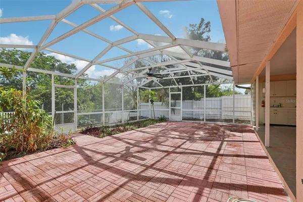 a view of a backyard