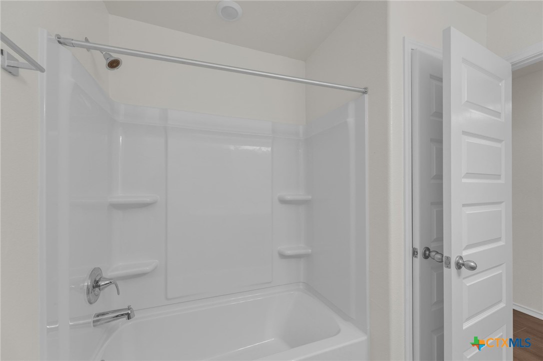 1925 Jadd Street Belton, TX 76513 - Photo 28 of 38 Secondary Bathroom Tub/Shower Combo