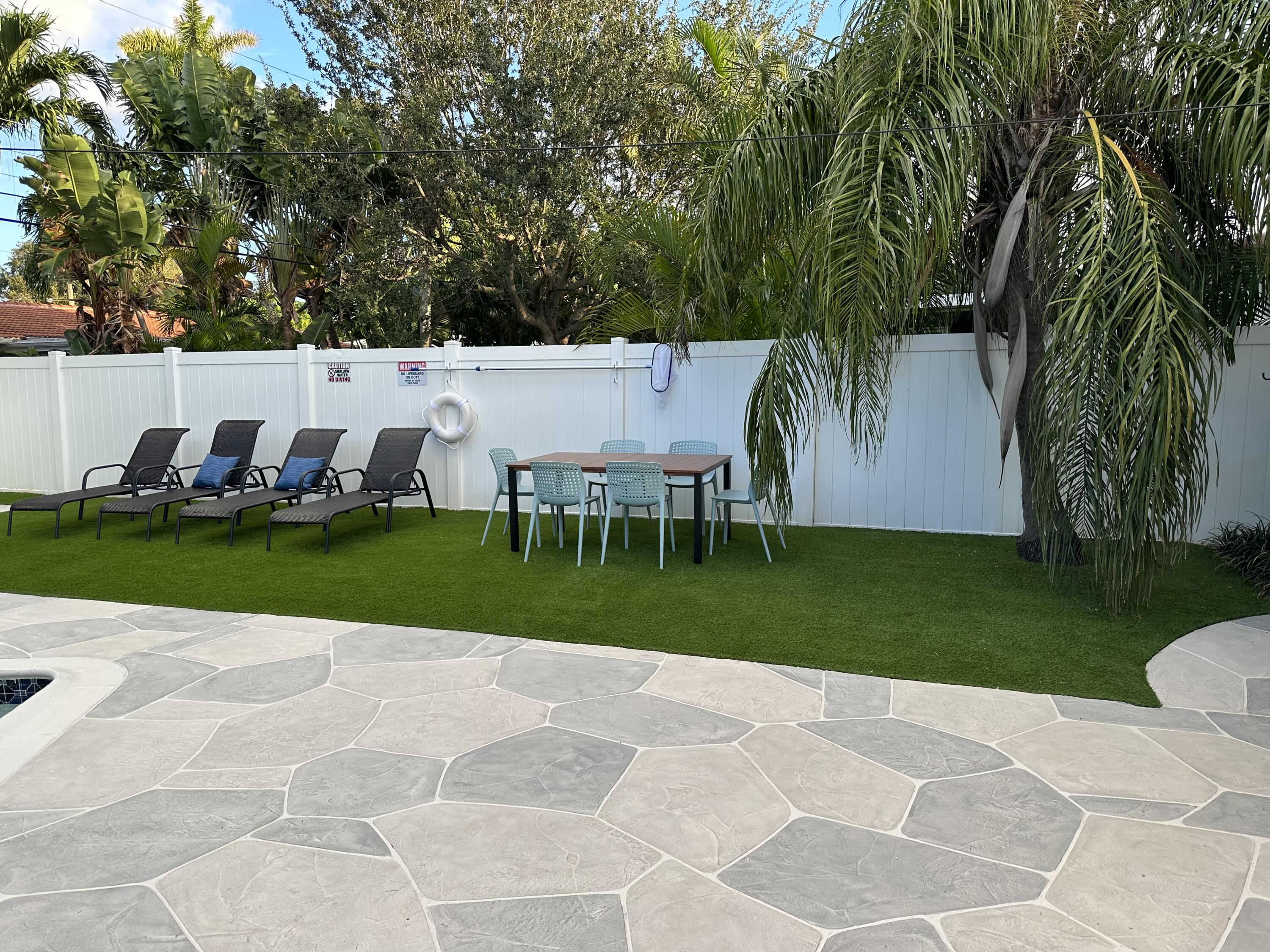 5111 Northeast 27th Terrace Lighthouse Point, FL 33064 - Photo 4 of 23 a view of backyard with green space