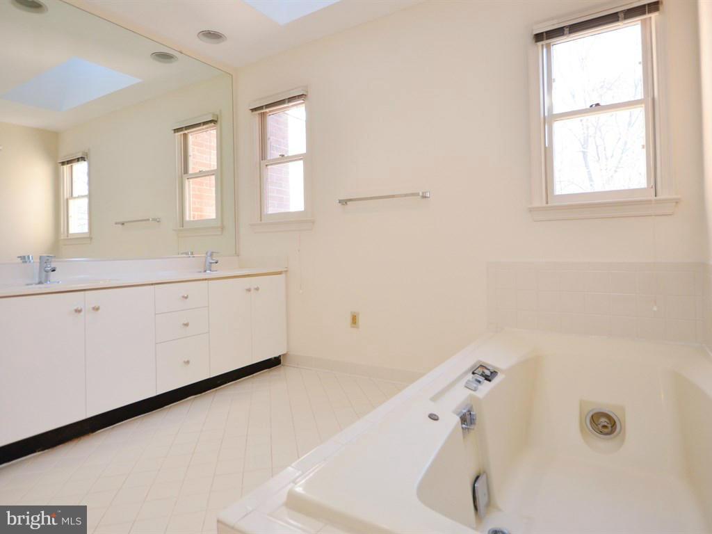 7202 Evans Mill Road McLean, VA 22101 - Photo 14 of 30 Bath (Master)
