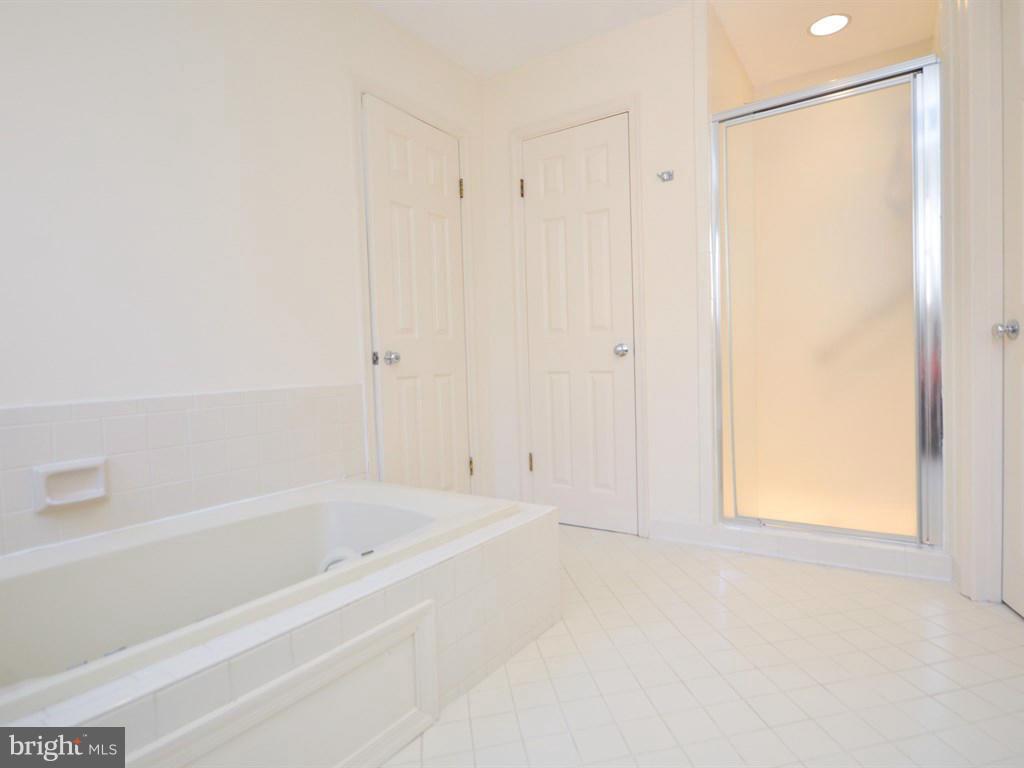 7202 Evans Mill Road McLean, VA 22101 - Photo 15 of 30 Bath (Master)