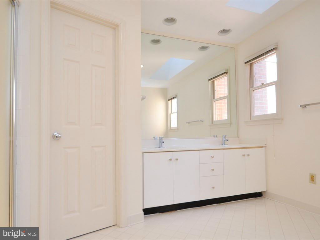 7202 Evans Mill Road McLean, VA 22101 - Photo 16 of 30 Bath (Master)