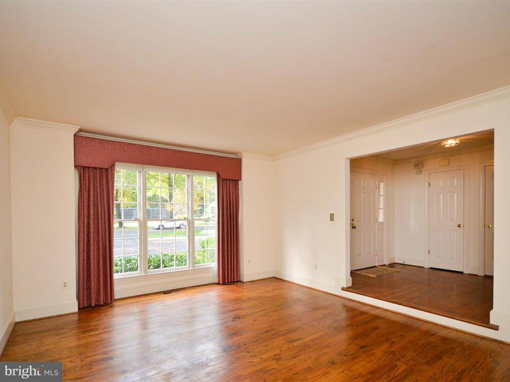 7202 Evans Mill Road McLean, VA 22101 - Photo 4 of 30 Living Room