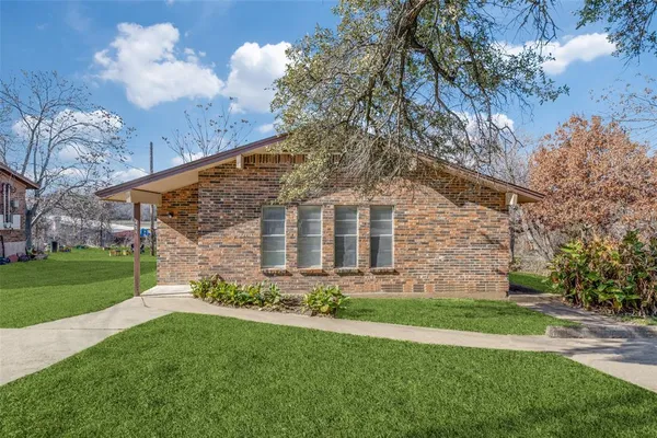 $1,350 | 453 Wilshire Avenue, Azle, TX 76020