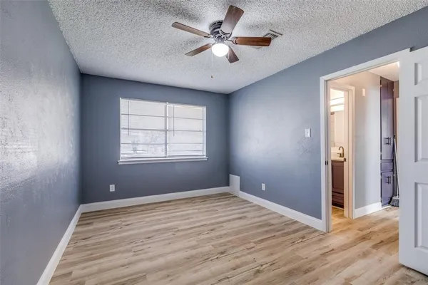 $1,350 | 453 Wilshire Avenue, Azle, TX 76020