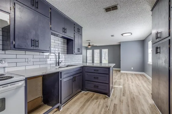 $1,350 | 453 Wilshire Avenue, Azle, TX 76020