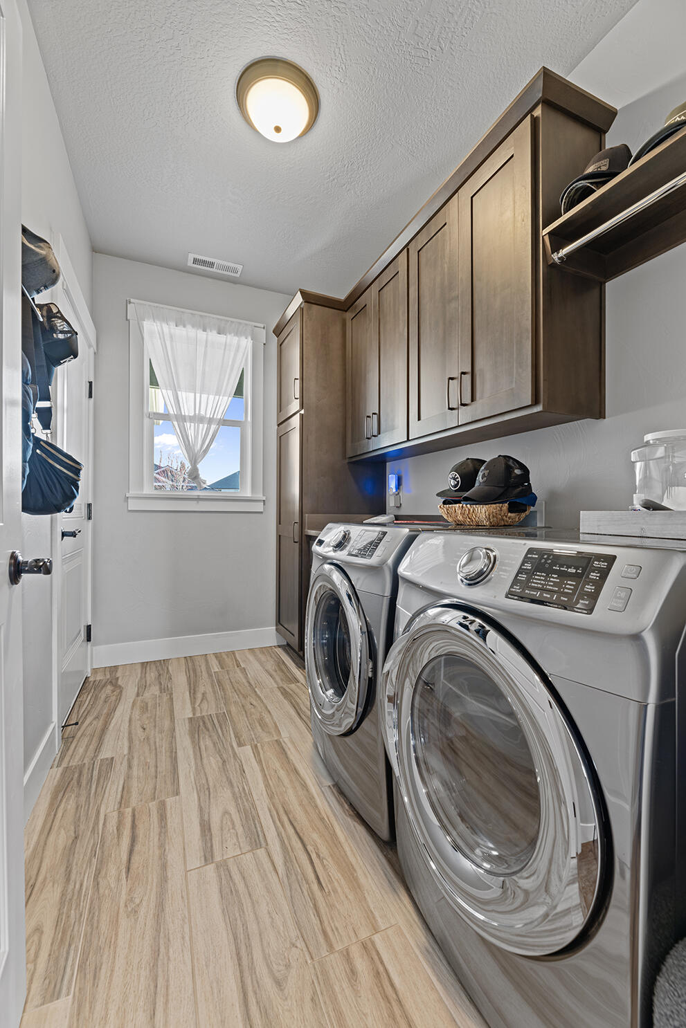 1043 Arrowhead Trail Eagle Point, OR 97524 - Photo 13 of 29 a utility room with sink dryer and washer