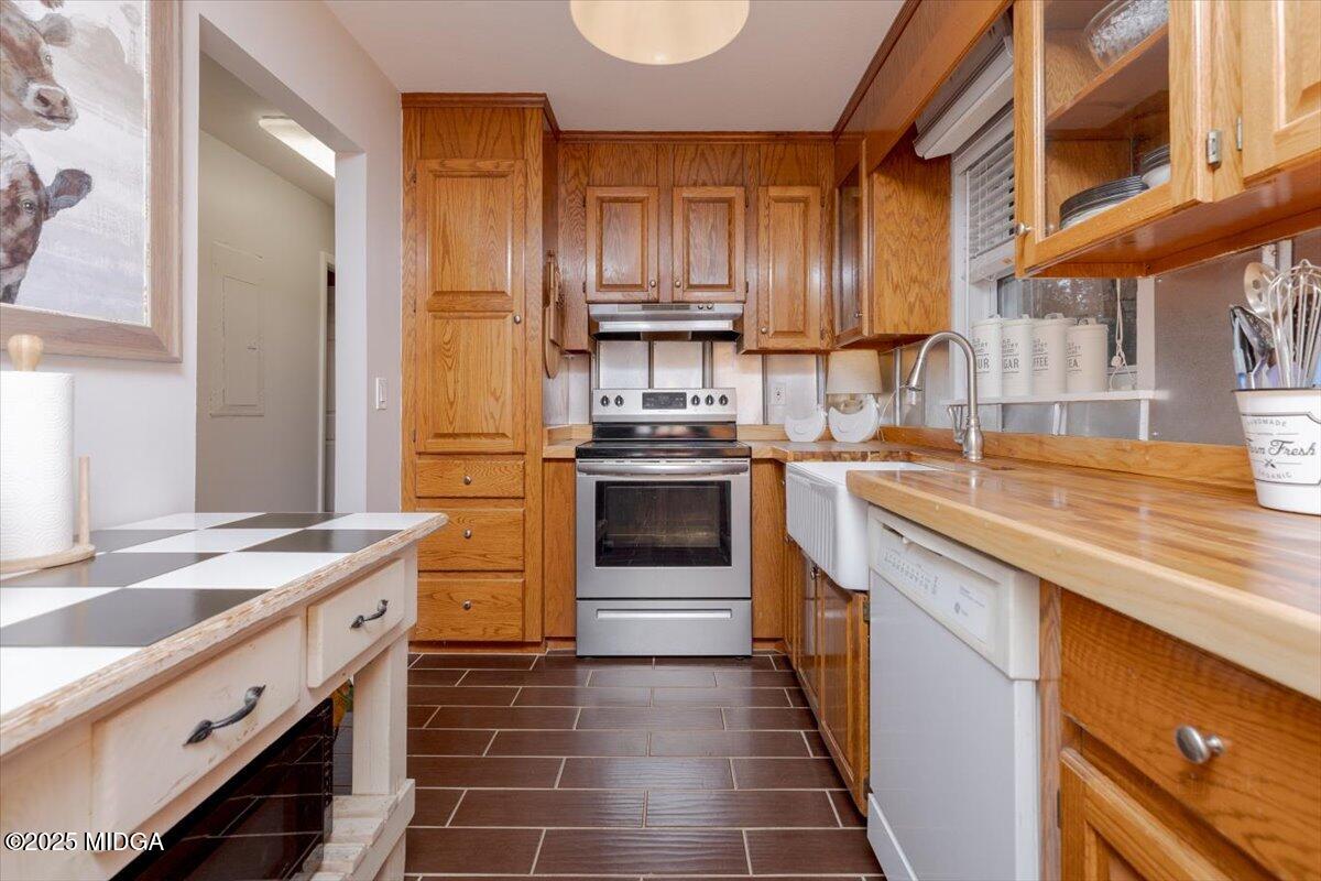 150 Moss Oaks Road Perry, GA 31069 - Photo 13 of 51 a kitchen with stainless steel appliances granite countertop a sink and wooden cabinets
