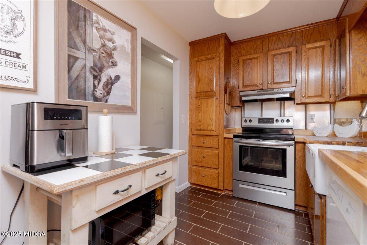 150 Moss Oaks Road Perry, GA 31069 - Photo 14 of 51 a kitchen with stainless steel appliances a stove a sink and a refrigerator