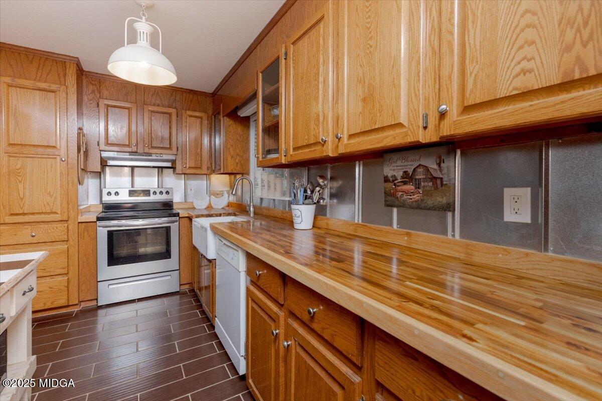 150 Moss Oaks Road Perry, GA 31069 - Photo 15 of 51 a kitchen with stainless steel appliances granite countertop a stove a sink and a refrigerator