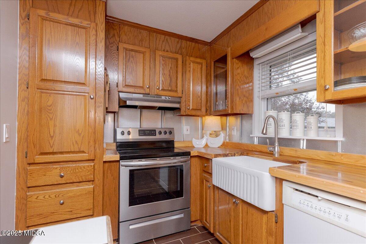 150 Moss Oaks Road Perry, GA 31069 - Photo 16 of 51 a kitchen with granite countertop stainless steel appliances and wooden cabinets