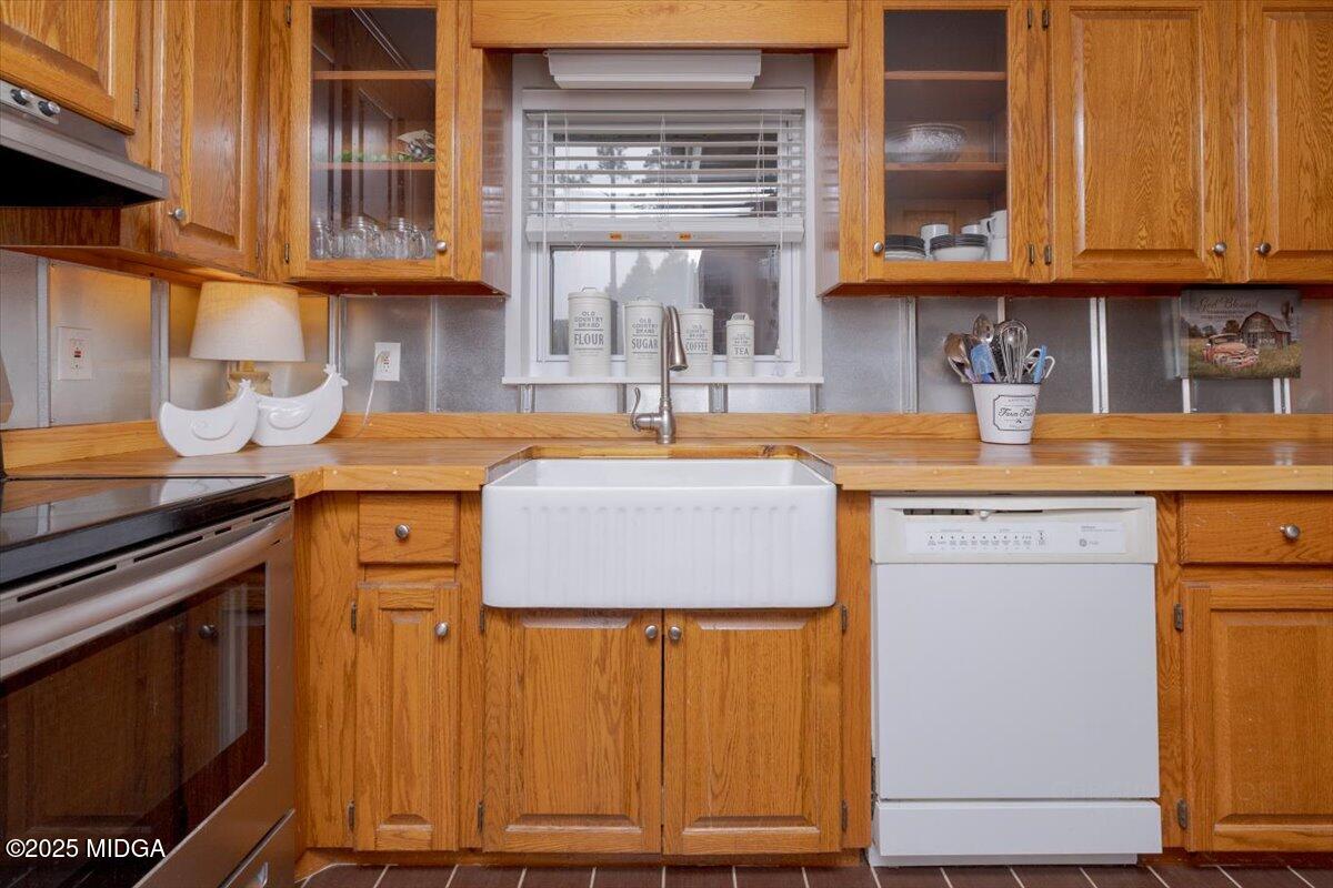 150 Moss Oaks Road Perry, GA 31069 - Photo 17 of 51 a kitchen with stainless steel appliances granite countertop a sink stove and cabinets