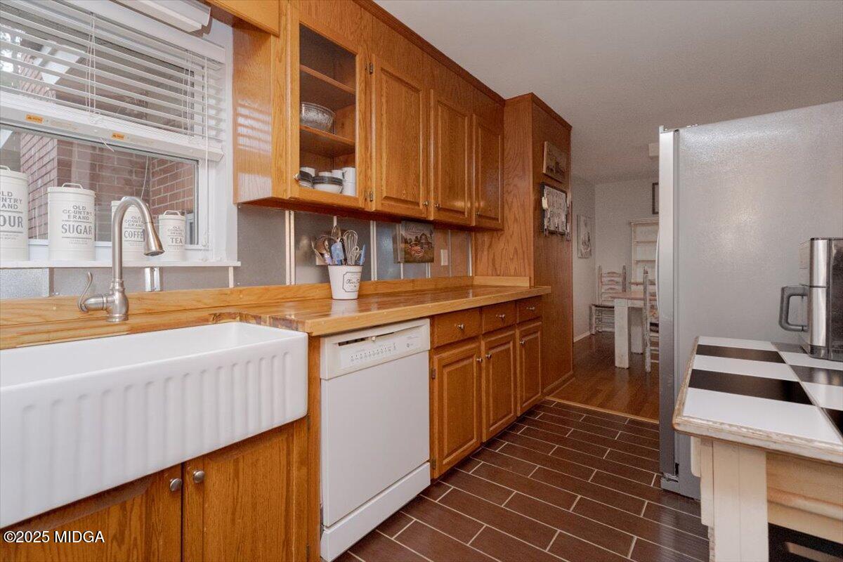 150 Moss Oaks Road Perry, GA 31069 - Photo 18 of 51 a kitchen with stainless steel appliances granite countertop a sink and cabinets