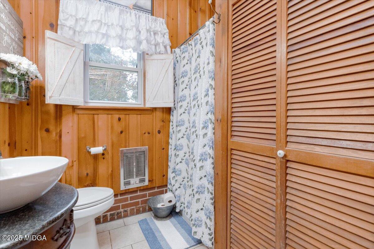 150 Moss Oaks Road Perry, GA 31069 - Photo 29 of 51 a bathroom with a sink toilet and shower