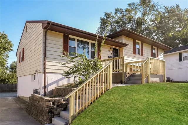 $1,895 | 7718 Northeast 54th Street, Kansas City, MO 64119