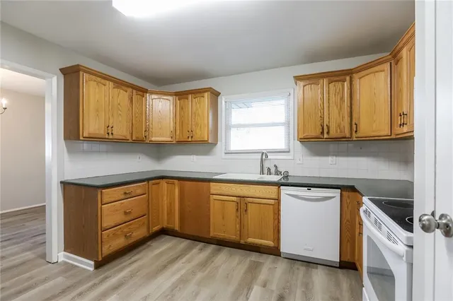 $1,895 | 7718 Northeast 54th Street, Kansas City, MO 64119