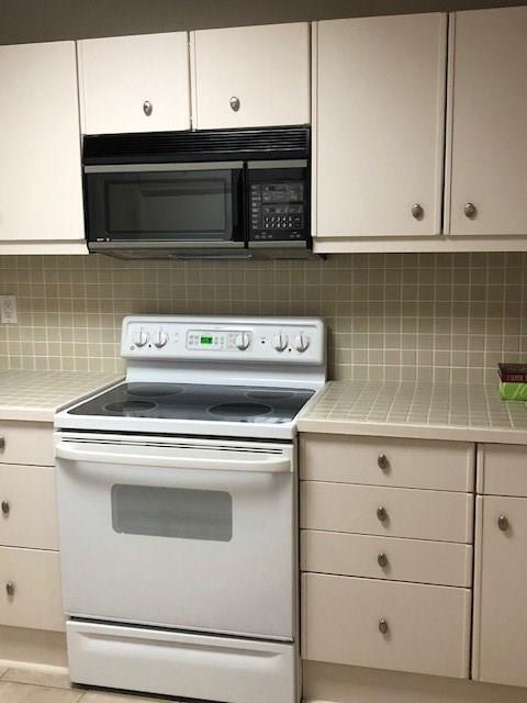 40 North Interstate Highway 35, Unit 2A2 Austin, TX 78701 - Photo 7 of 28 a stove top oven sitting inside of a kitchen
