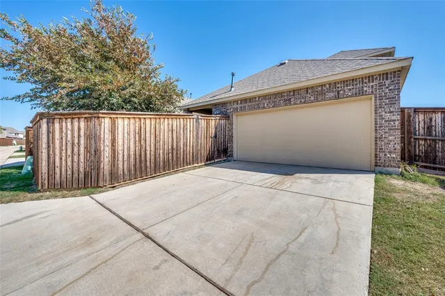 a view of a pathway with a house