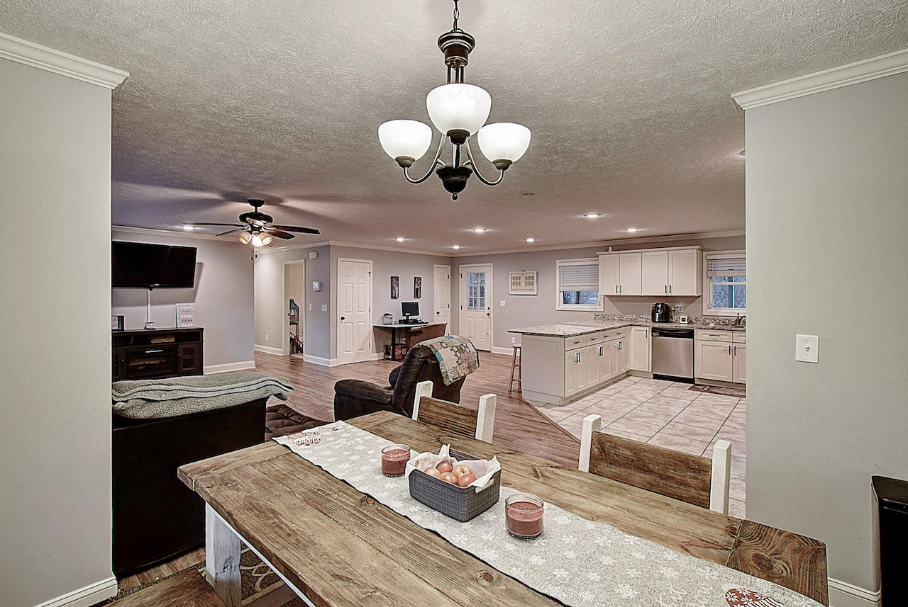 122 Ed Davis Road Elizabethton, TN 37643 - Photo 14 of 35 Dining Area