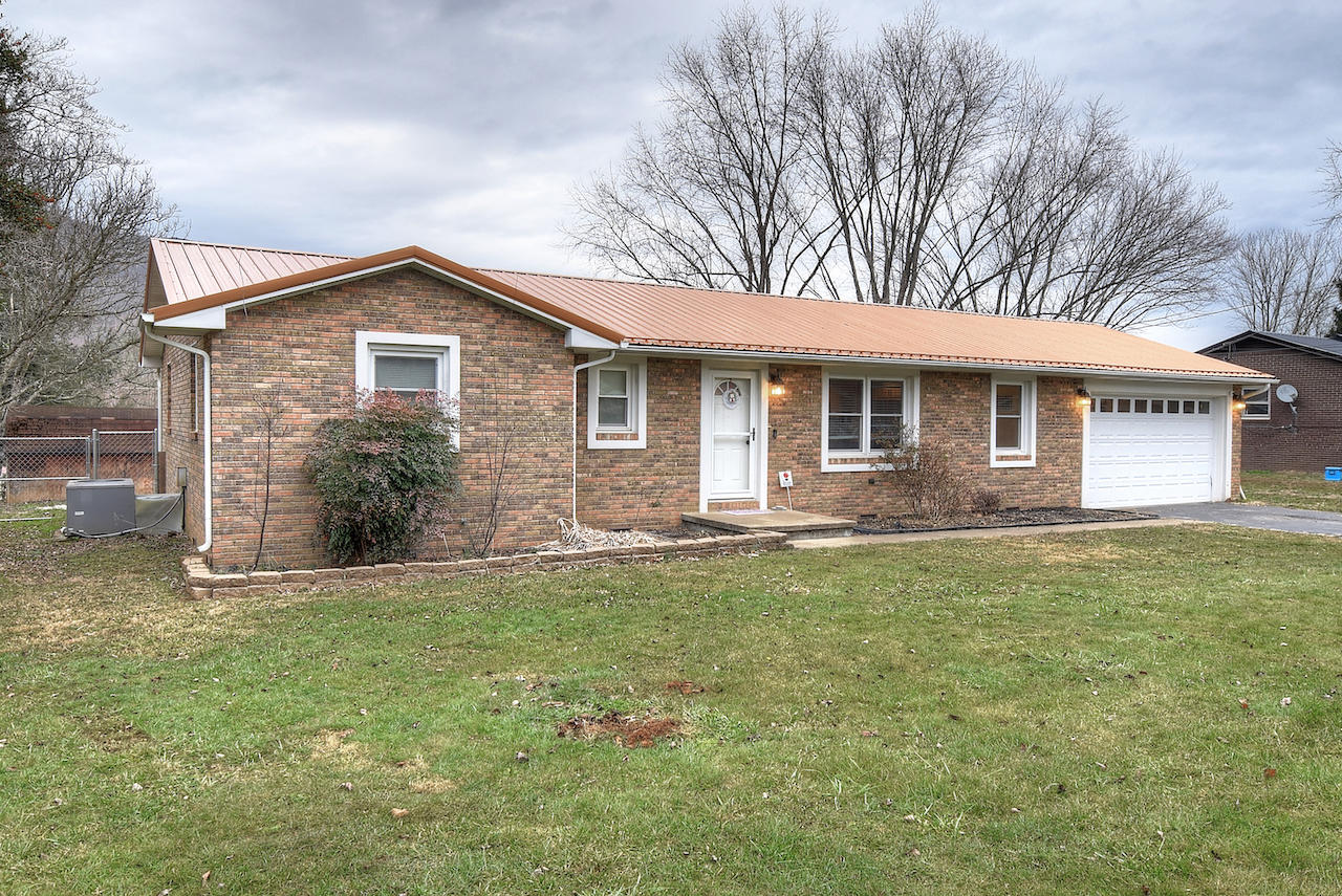 122 Ed Davis Road Elizabethton, TN 37643 - Photo 2 of 35 Front