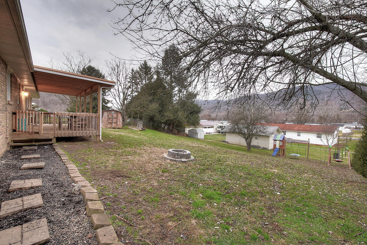 122 Ed Davis Road Elizabethton, TN 37643 - Photo 26 of 35 Rear