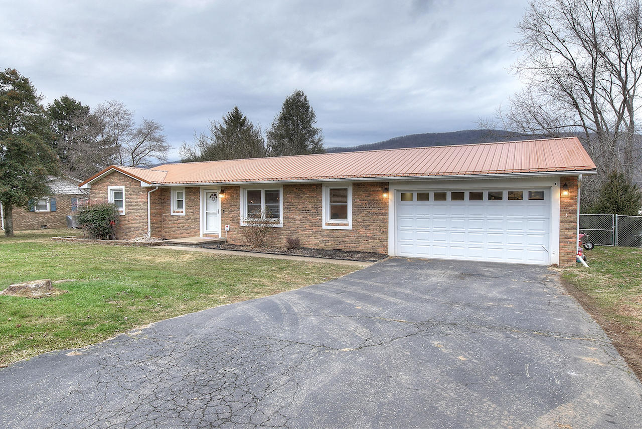 122 Ed Davis Road Elizabethton, TN 37643 - Photo 3 of 35 Front
